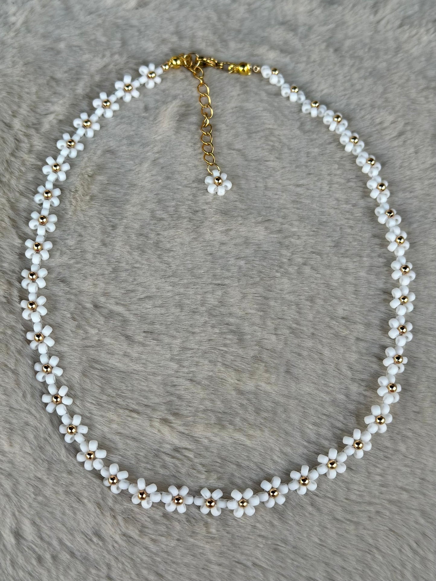 Matte daisy necklase