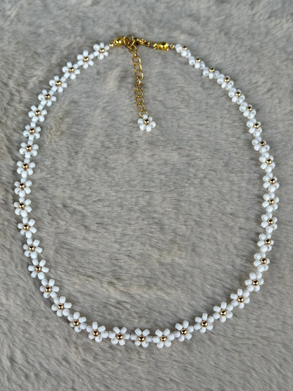 Matte daisy necklase